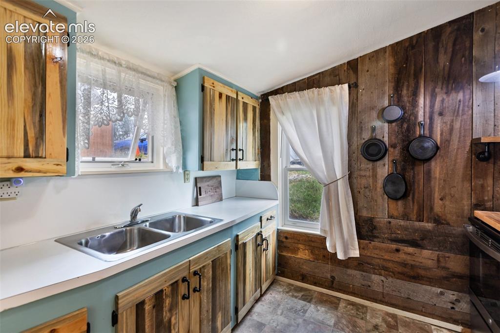 Image 11 of 27: Kitchen
