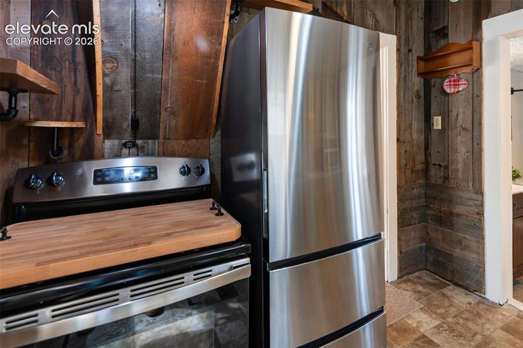 Image 12 of 27: Kitchen