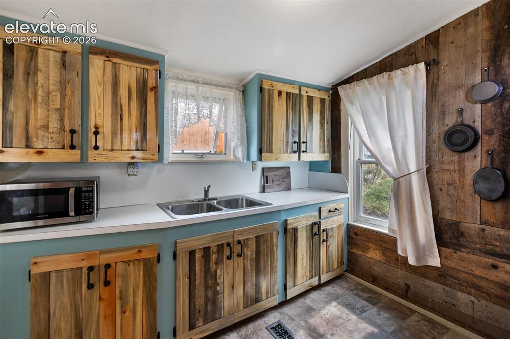 Image 13 of 27: Kitchen
