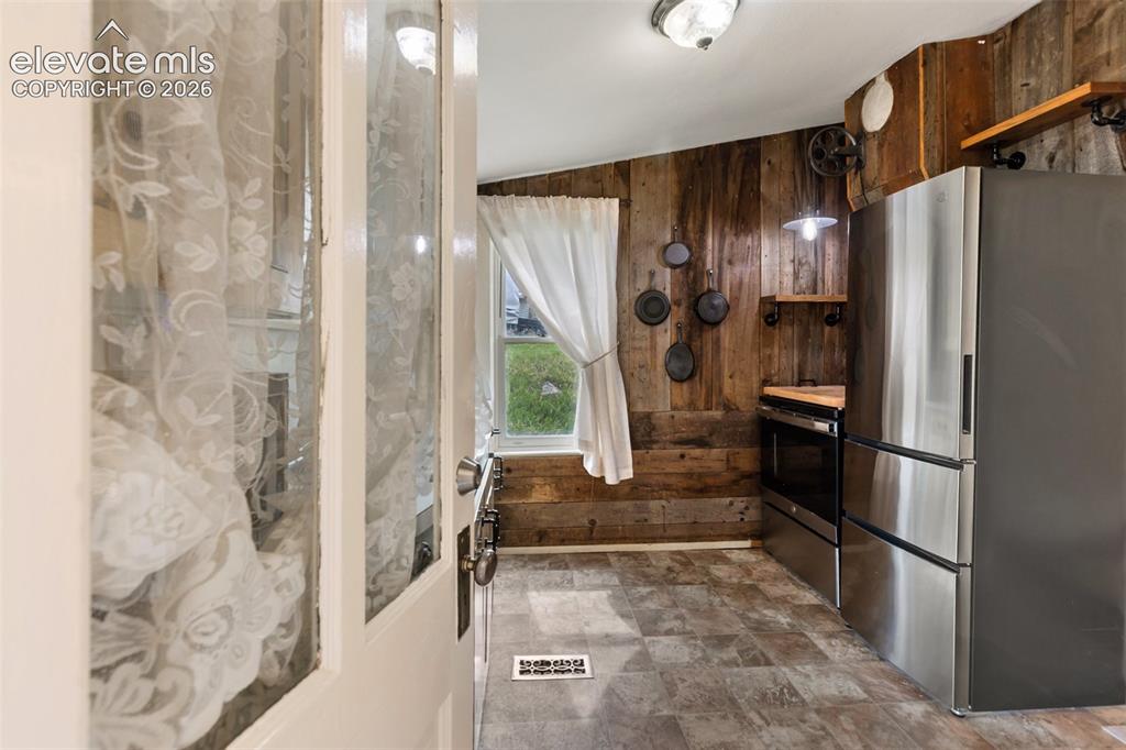 Image 15 of 27: Kitchen