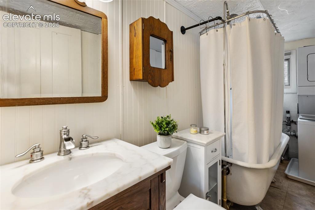 Image 21 of 27: Bathroom