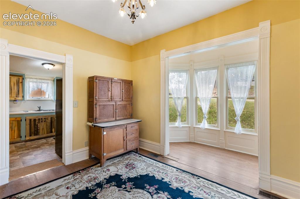 Image 7 of 27: Dining Room