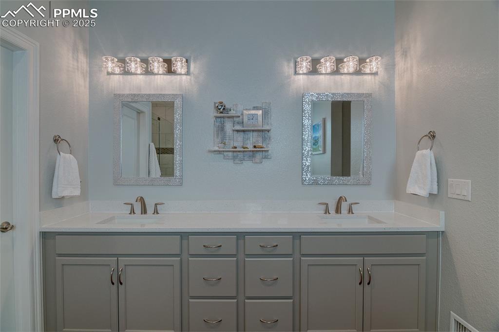 Image 14 of 46: Bathroom