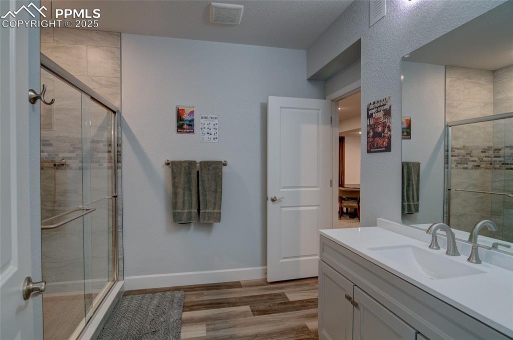 Image 33 of 46: Bathroom
