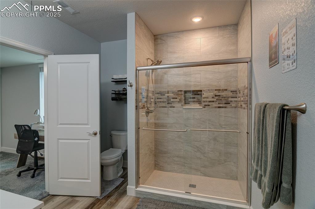 Image 34 of 46: Bathroom