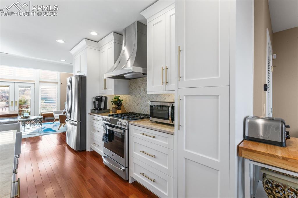 Image 16 of 34: Kitchen