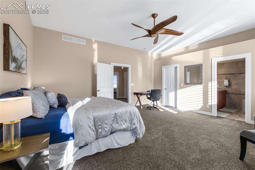 Image 19 of 34: Bedroom