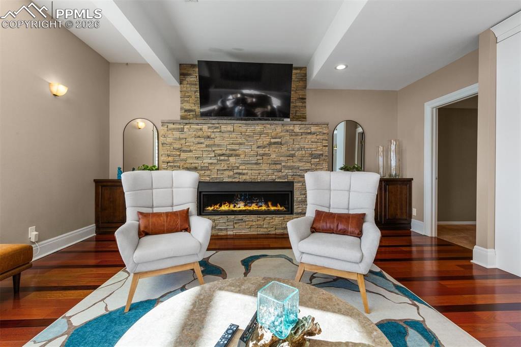 Image 5 of 34: Sitting Room