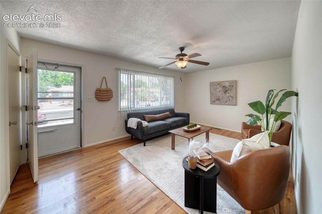 Image 14 of 40: Living Room