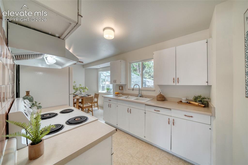 Image 16 of 40: Kitchen