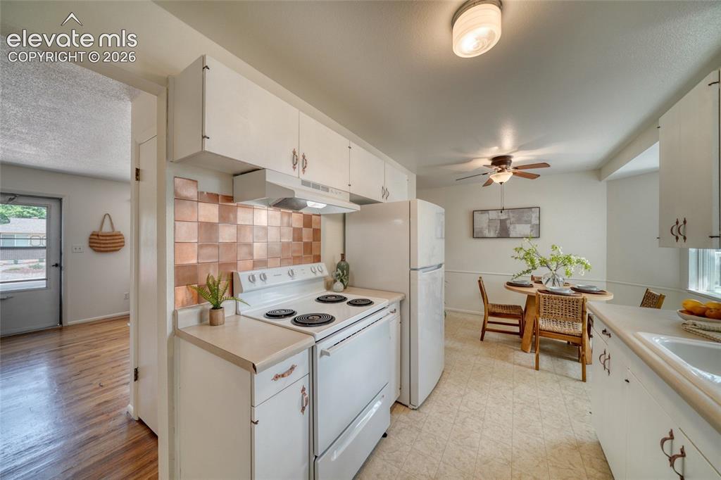 Image 17 of 40: Kitchen