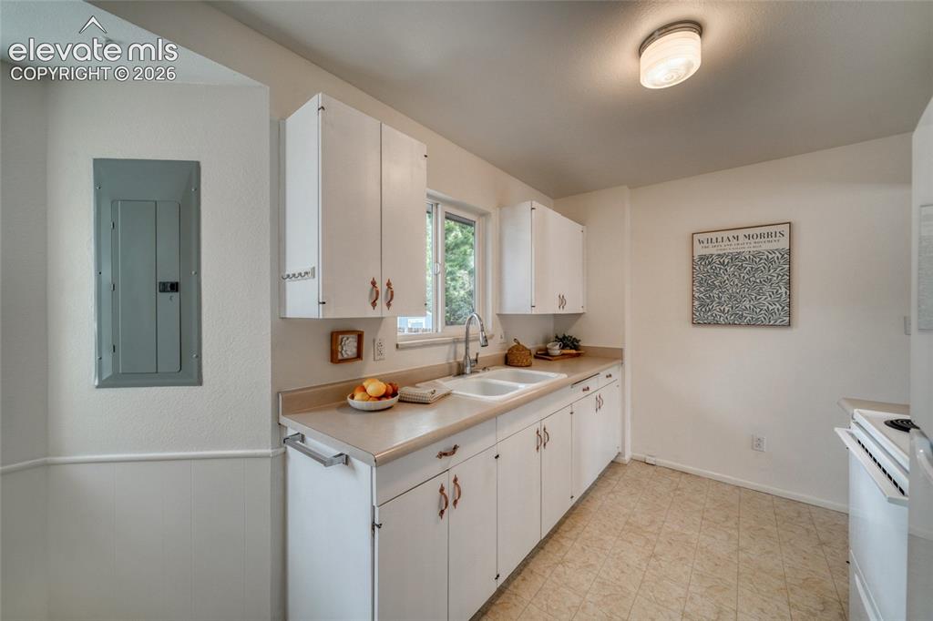 Image 18 of 40: Kitchen
