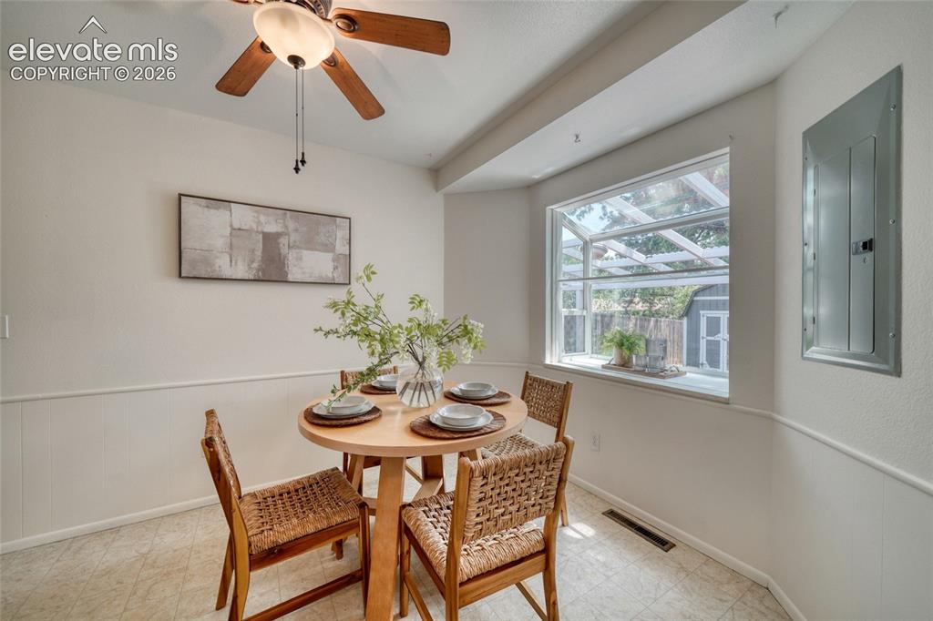 Image 19 of 40: Dining Area