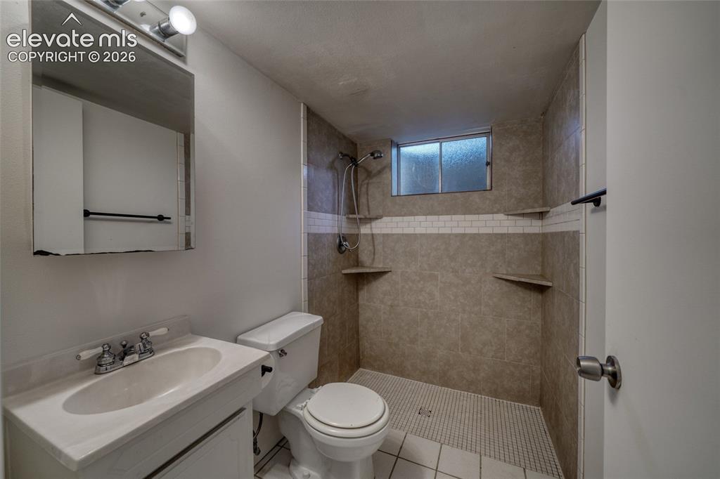 Image 33 of 40: Bathroom