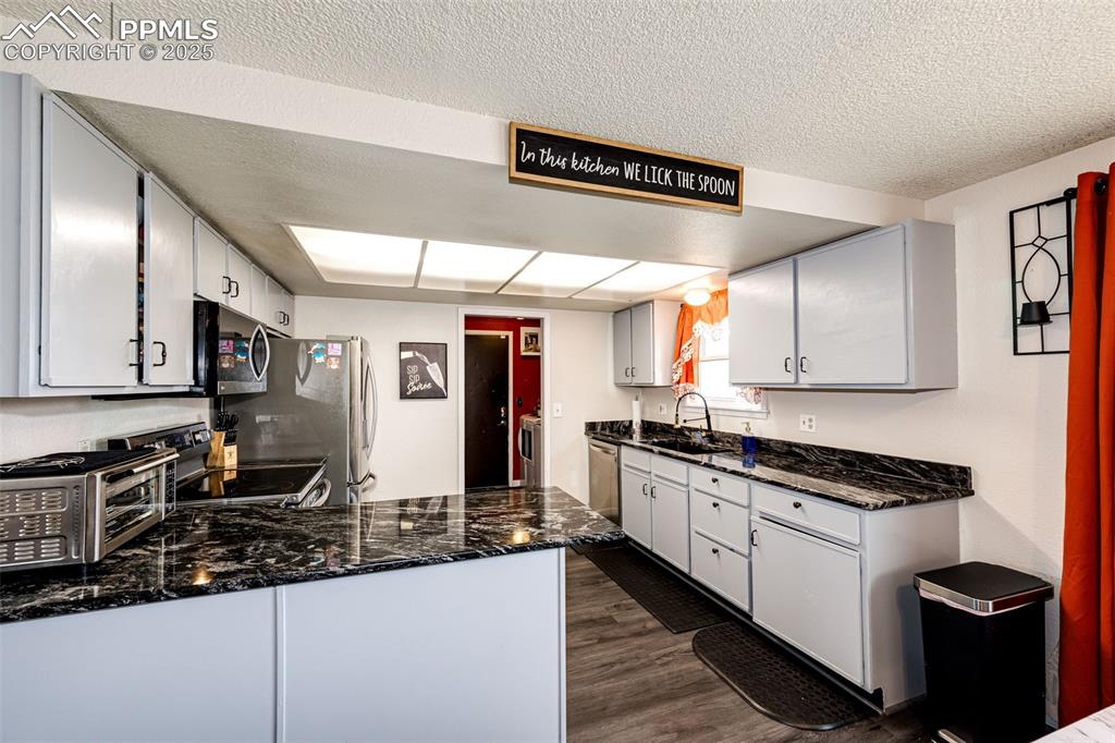 Image 10 of 26: Kitchen