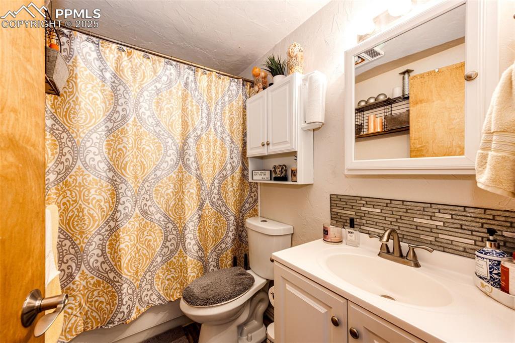 Image 17 of 26: Bathroom