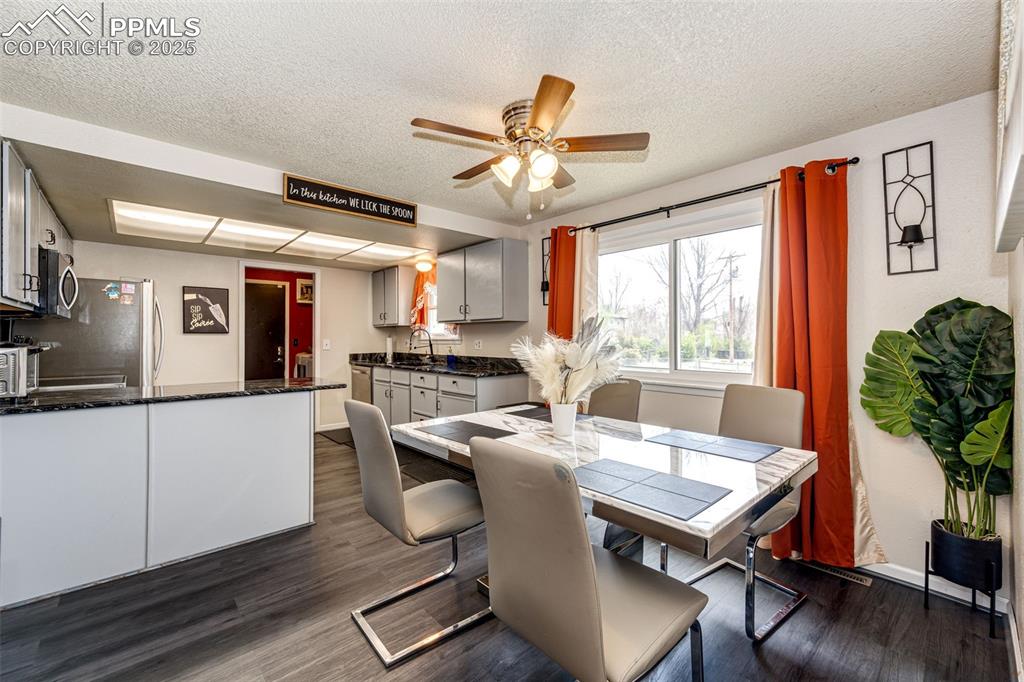 Image 9 of 26: Dining Area