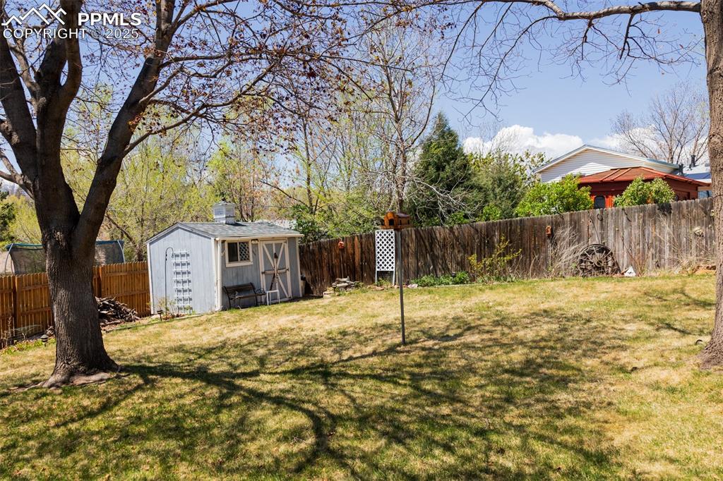 Image 30 of 34: Yard