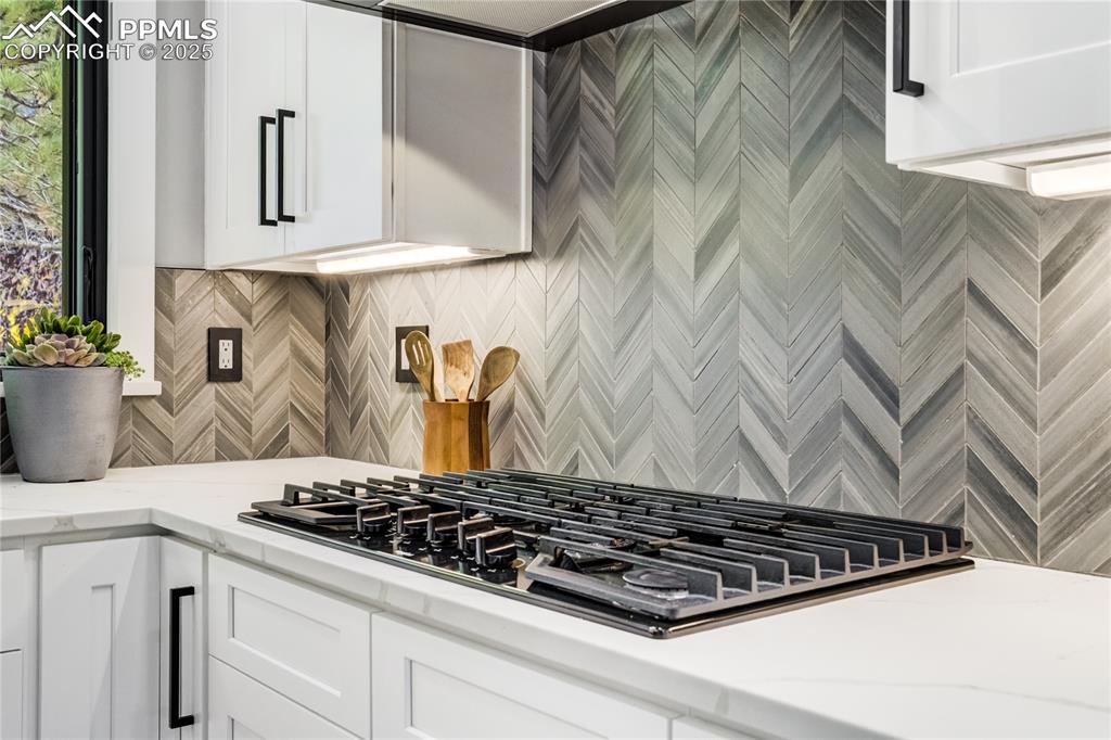 Image 18 of 46: Custom tiled backsplash