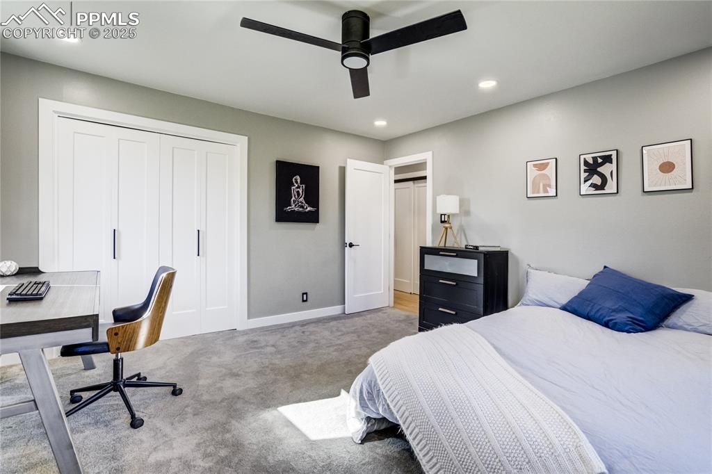 Image 32 of 46: Bedroom