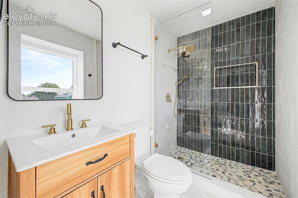 Image 18 of 29: Bathroom
