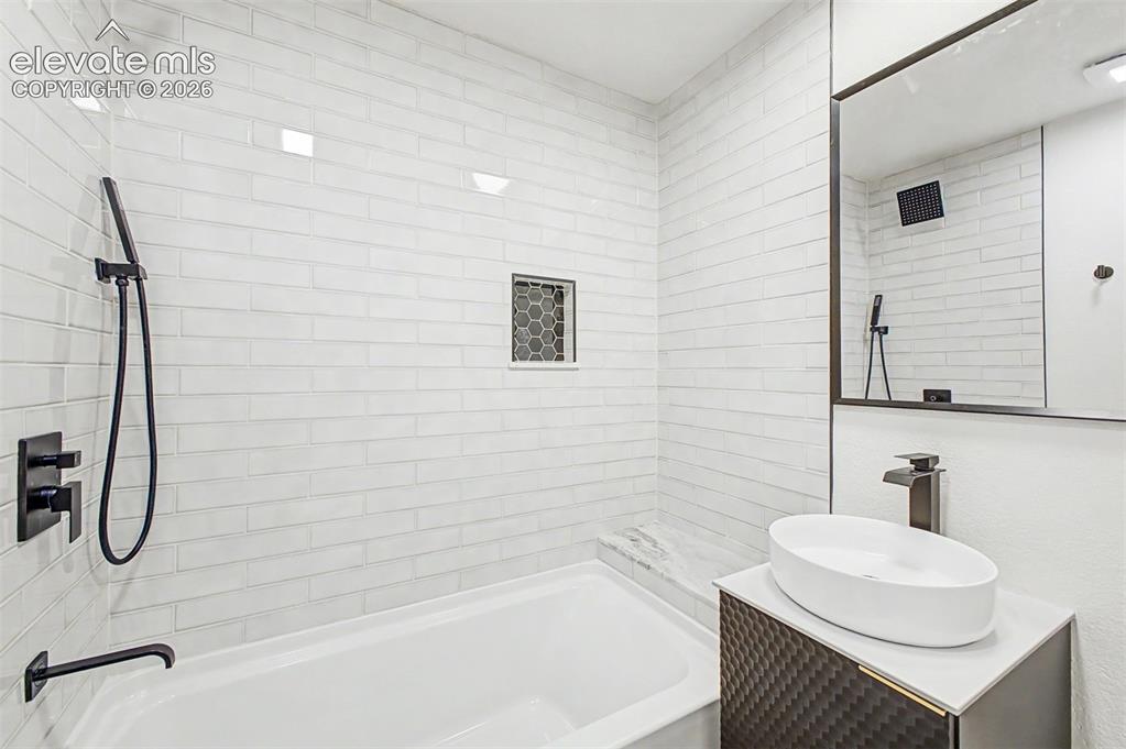 Image 24 of 29: Bathroom
