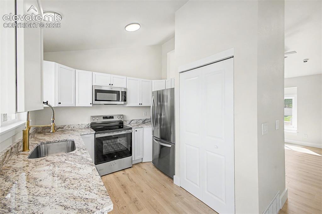 Image 8 of 29: Kitchen