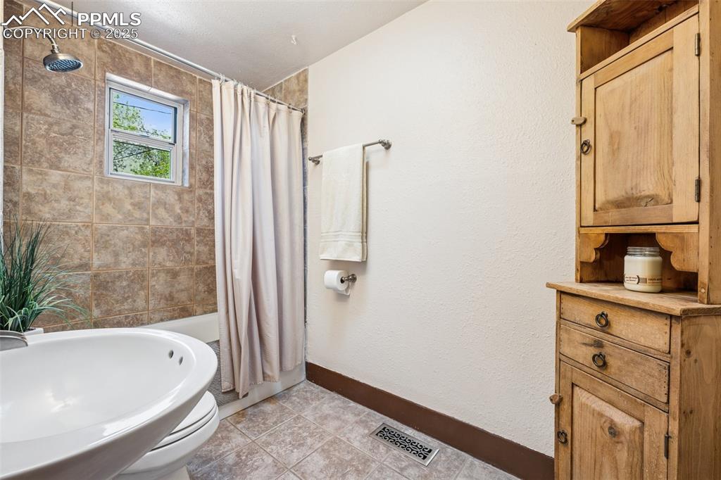 Image 12 of 29: Bathroom