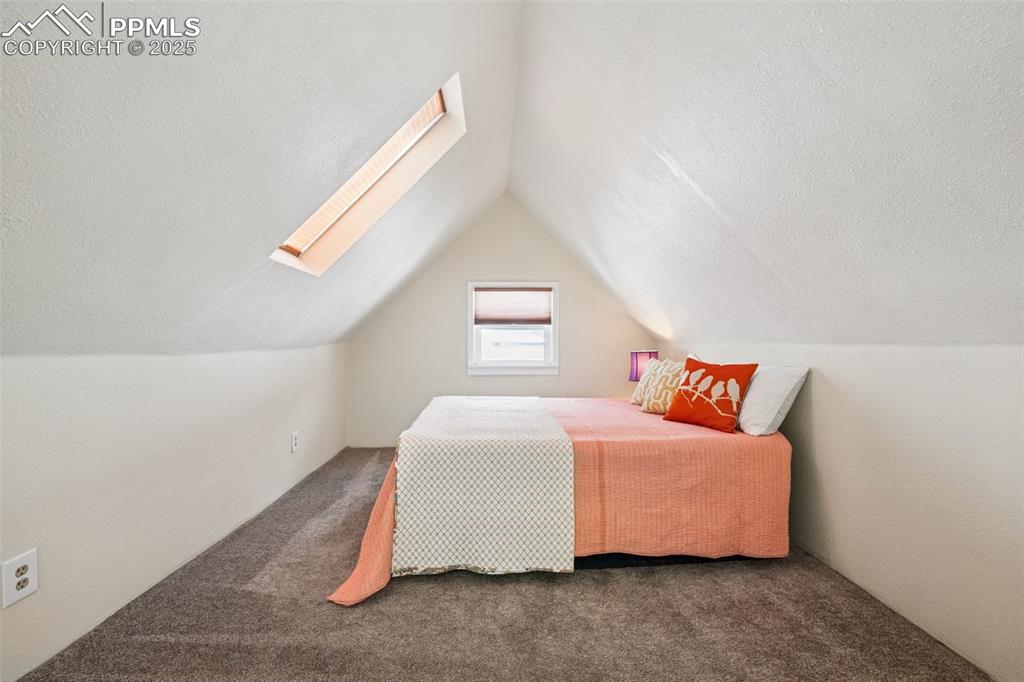 Image 18 of 29: Bedroom