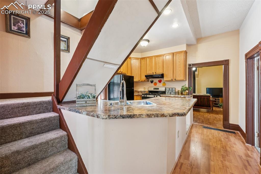 Image 6 of 29: Kitchen