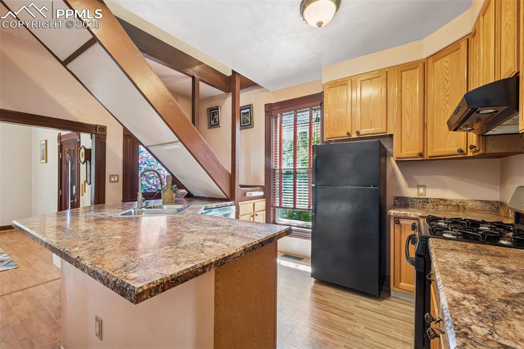 Image 7 of 29: Kitchen