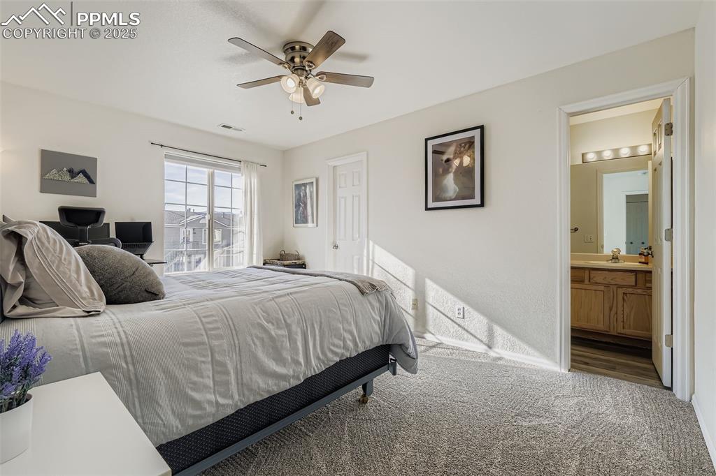 Image 10 of 17: Bedroom