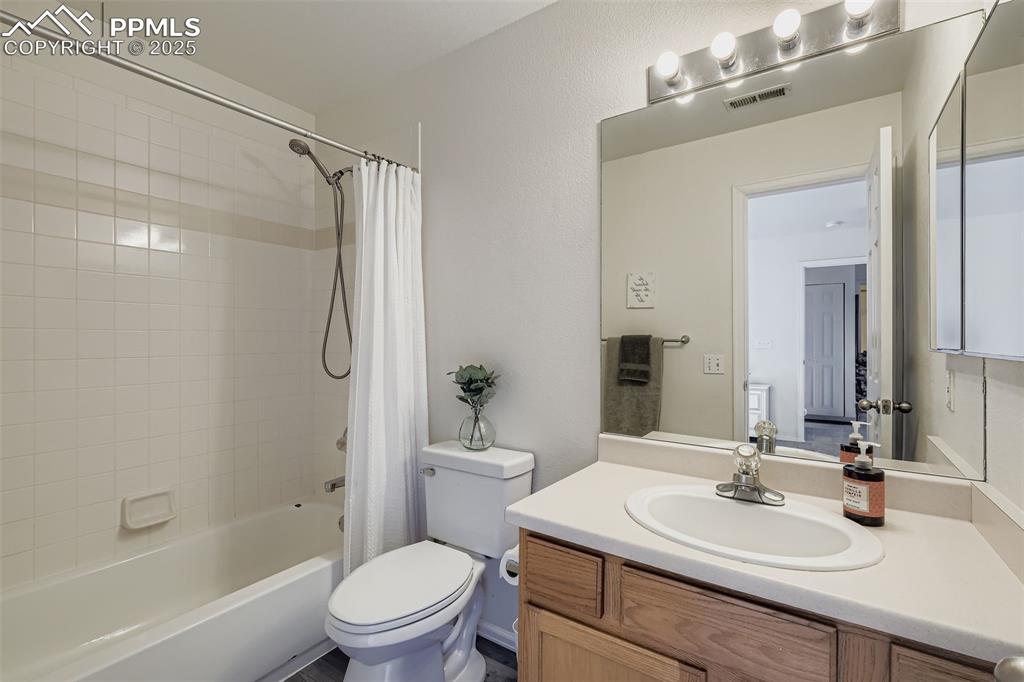 Image 12 of 17: Bathroom