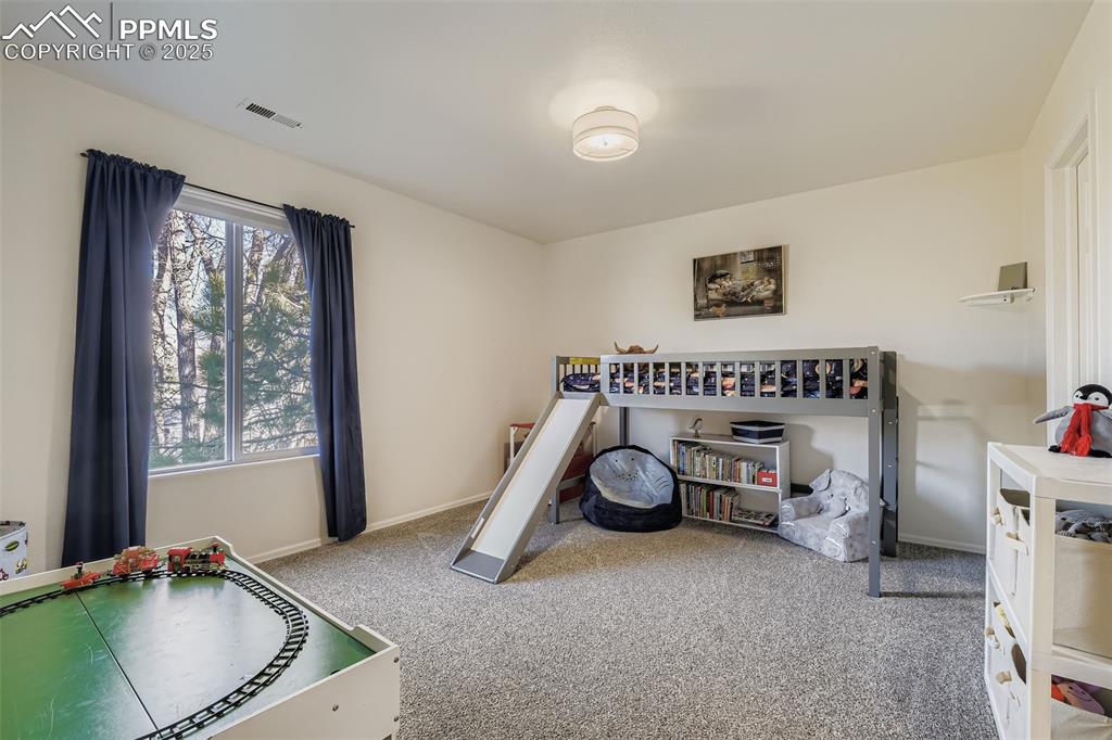 Image 13 of 17: Bedroom