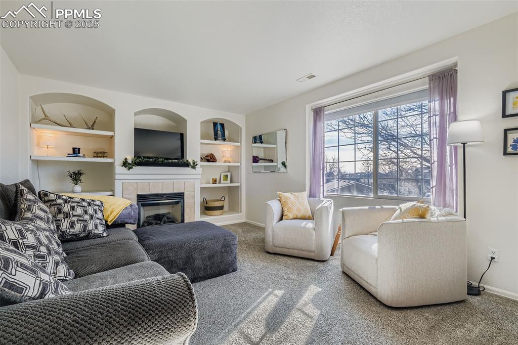 Image 4 of 17: Living Room