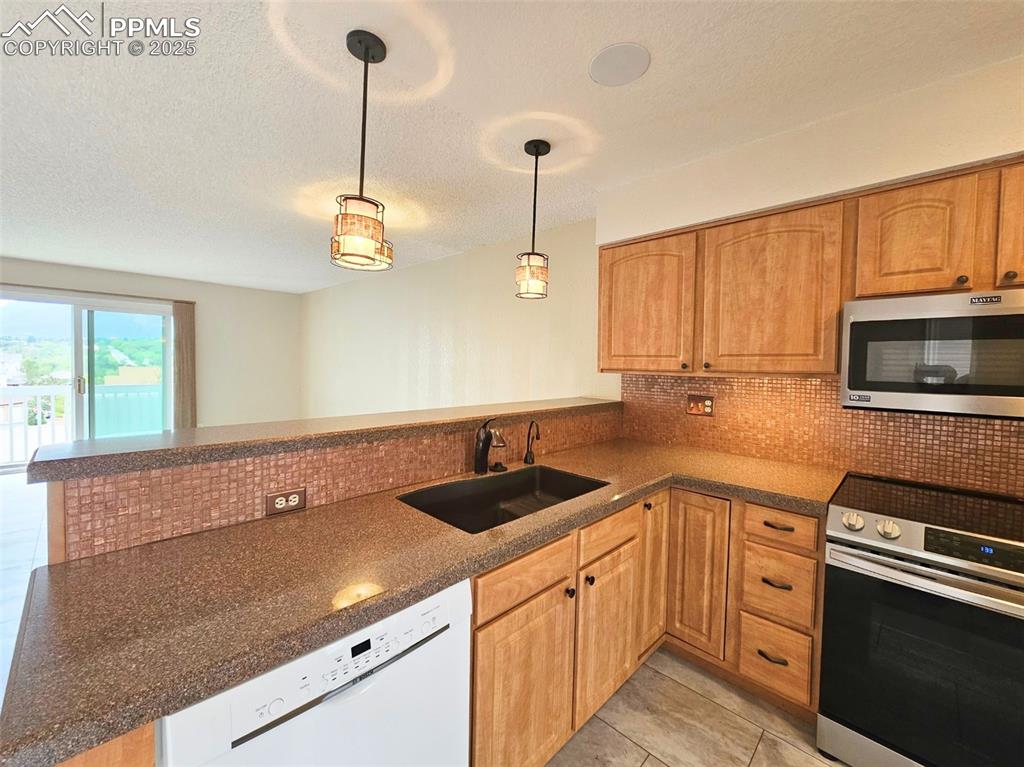 Image 5 of 36: Kitchen