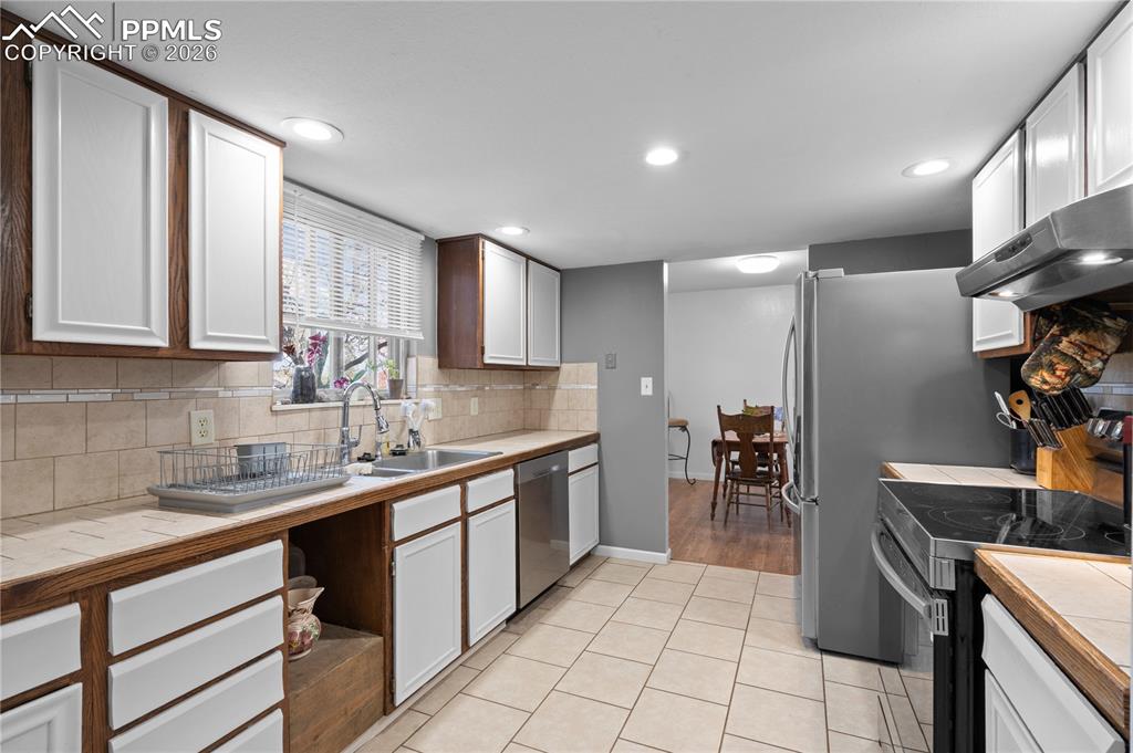 Image 10 of 26: Kitchen