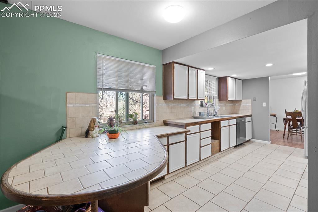 Image 11 of 26: Kitchen