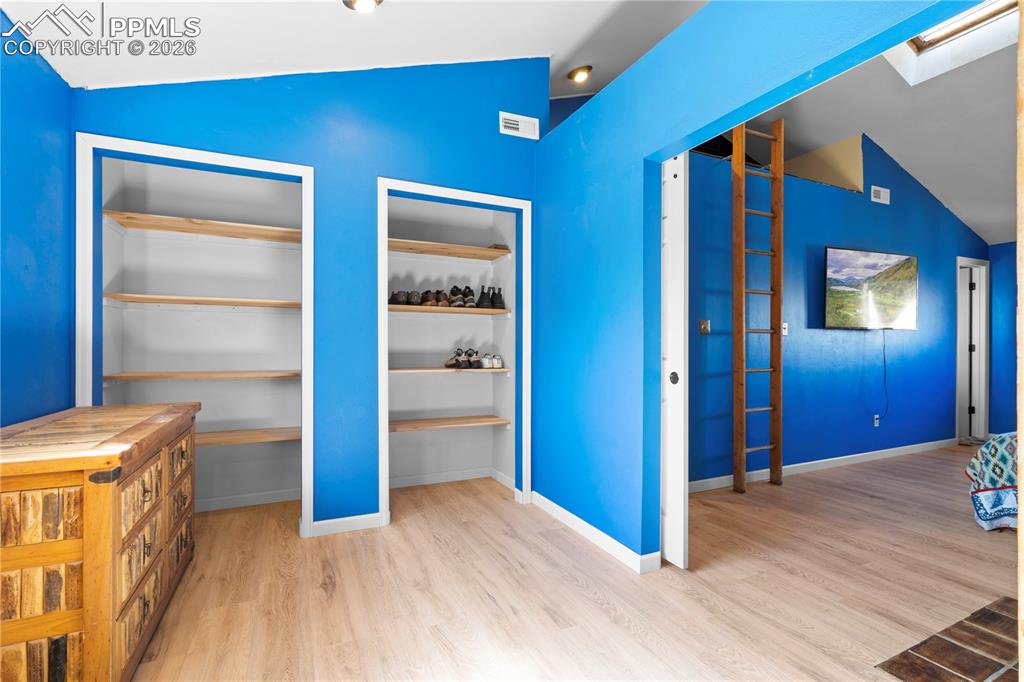 Image 16 of 26: Bedroom