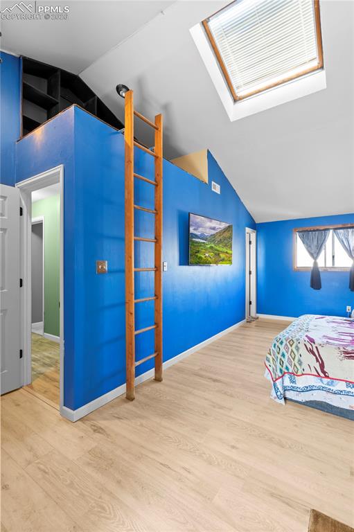 Image 17 of 26: Bedroom