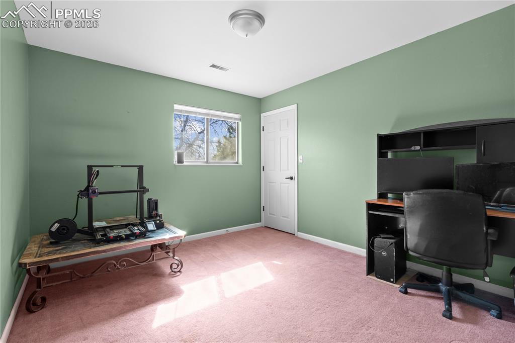 Image 21 of 26: Office