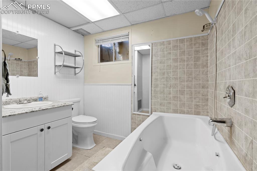 Image 24 of 26: Bathroom