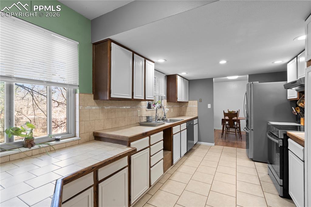 Image 8 of 26: Kitchen