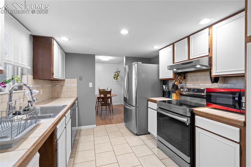 Image 9 of 26: Kitchen