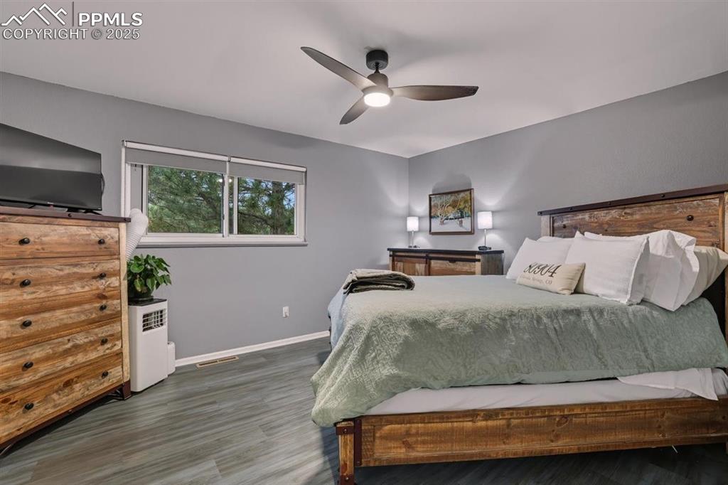 Image 10 of 21: Bedroom