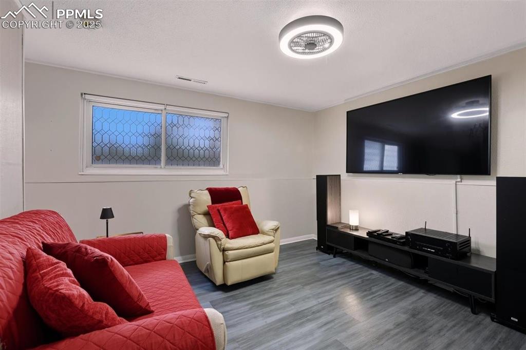 Image 13 of 21: Living Room