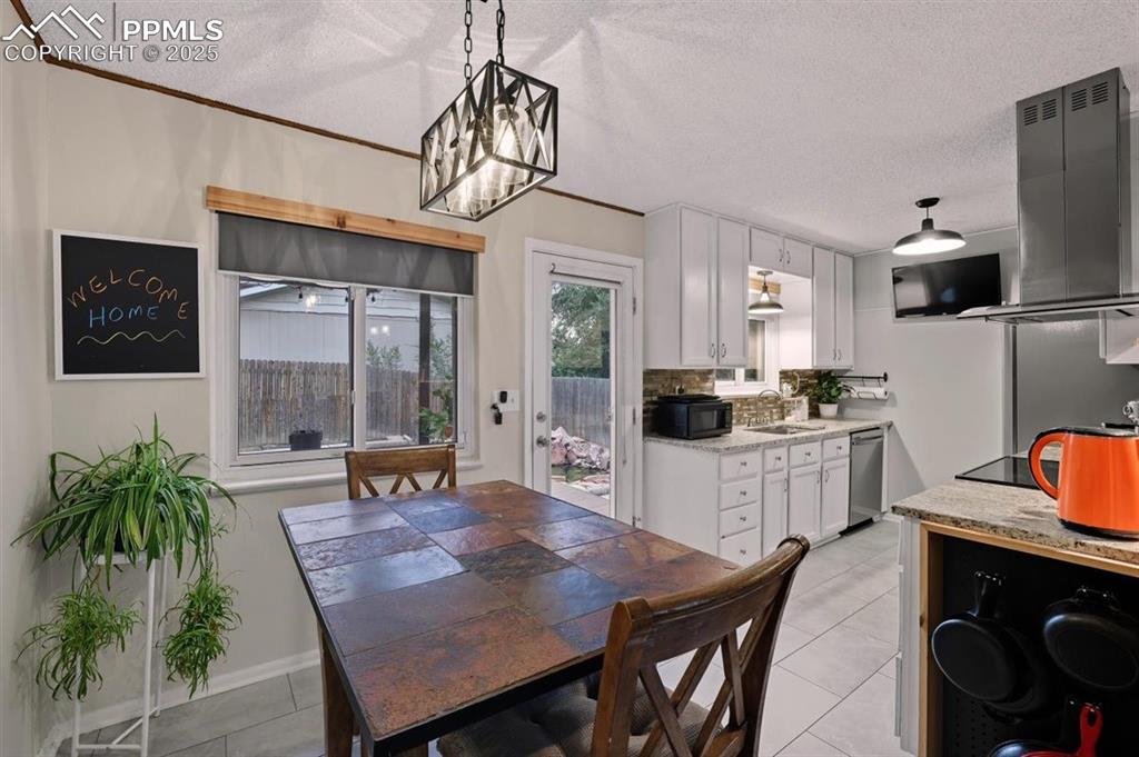 Image 14 of 21: Dining Area