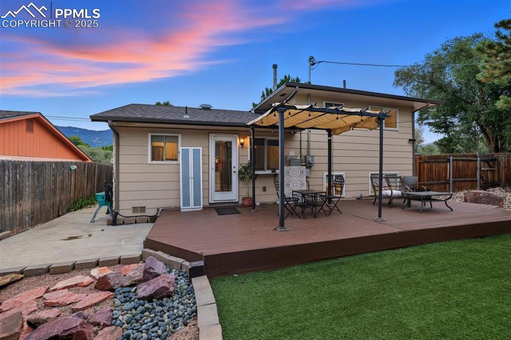 Image 16 of 21: Back of Structure