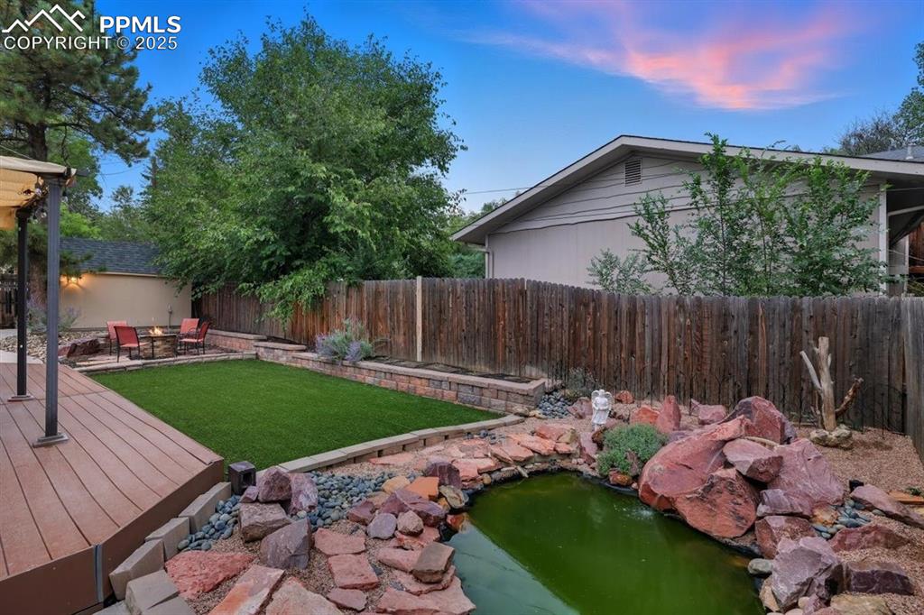 Image 19 of 21: Yard