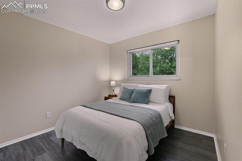 Image 8 of 21: Bedroom